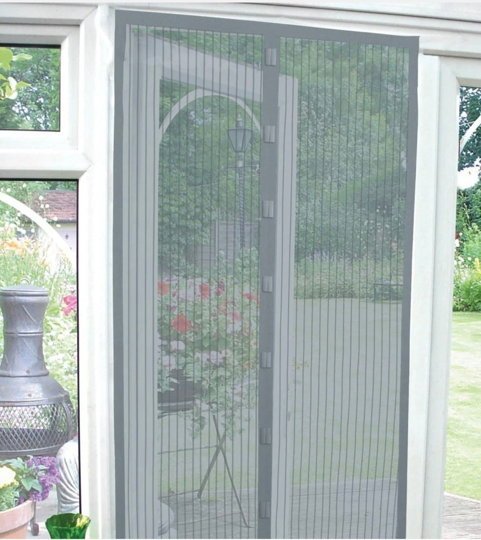 Magnetic door curtain